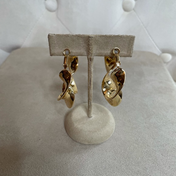 Gorgeous Gold Twisted Hoop Earrings - Picture 3 of 5